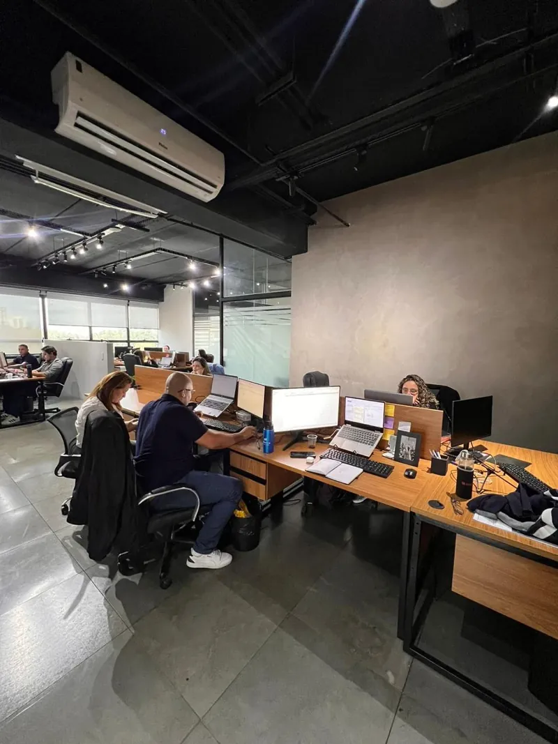 Equipe da GWT Global trabalhando no escritório